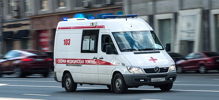 Бабушка выпала из автобуса на западе Москвы