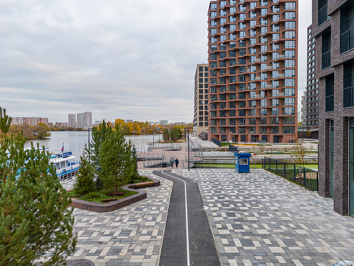 В Нагатинском затоне появилась набережная с пляжем, рыбацкими мостиками и скульптурой маяка
