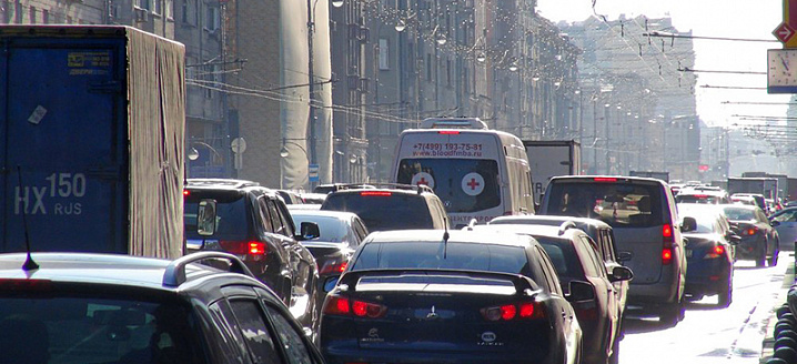 ЦОДД попросил столичных автомобилистов воздержаться от поездок в центр города