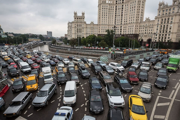 В трех округах Москвы ограничат движение транспорта