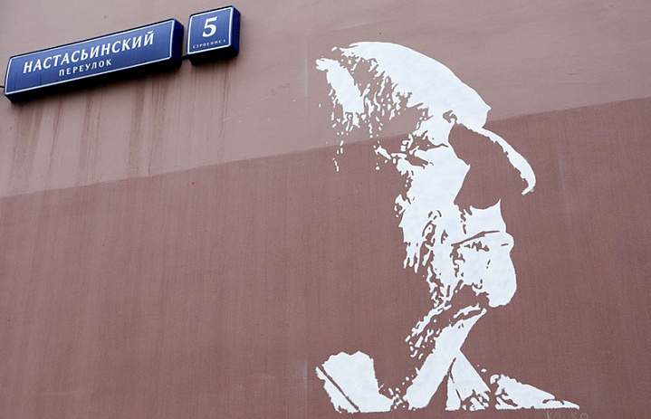 Рядом с «Ленкомом» появилось граффити с изображением Марка Захарова