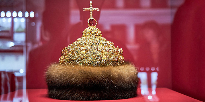 Шапка Иоанна V, корона Анны Иоанновны и холодильник Петра I: в Москве открылась выставка музеев Кремля