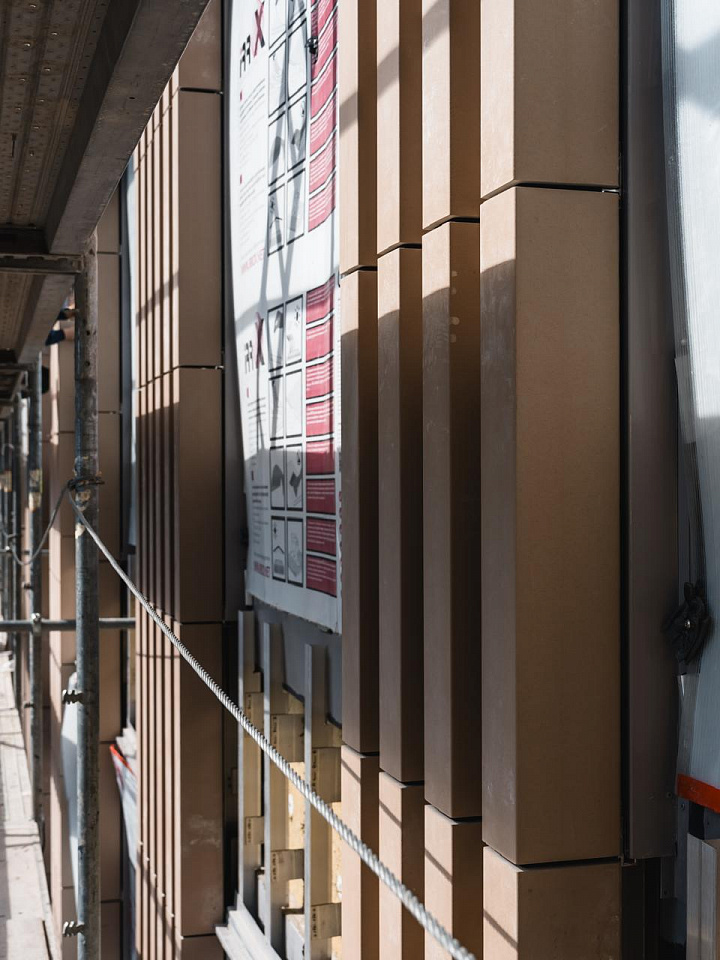Монтаж уникального терракотового фасада Stories на Мосфильмовской выходит на финишную прямую
