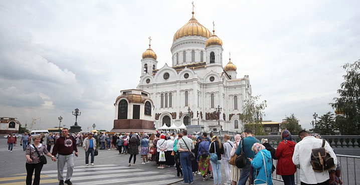 В Москве выстроилась огромная очередь к мощам святых Петра и Февронии 