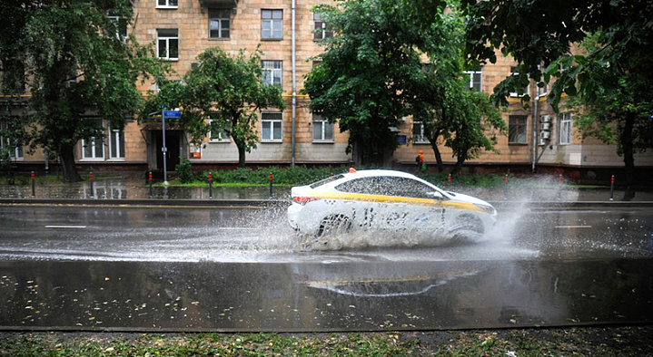 Синоптики предупредили москвичей о жаре, грозе и порывах ветра