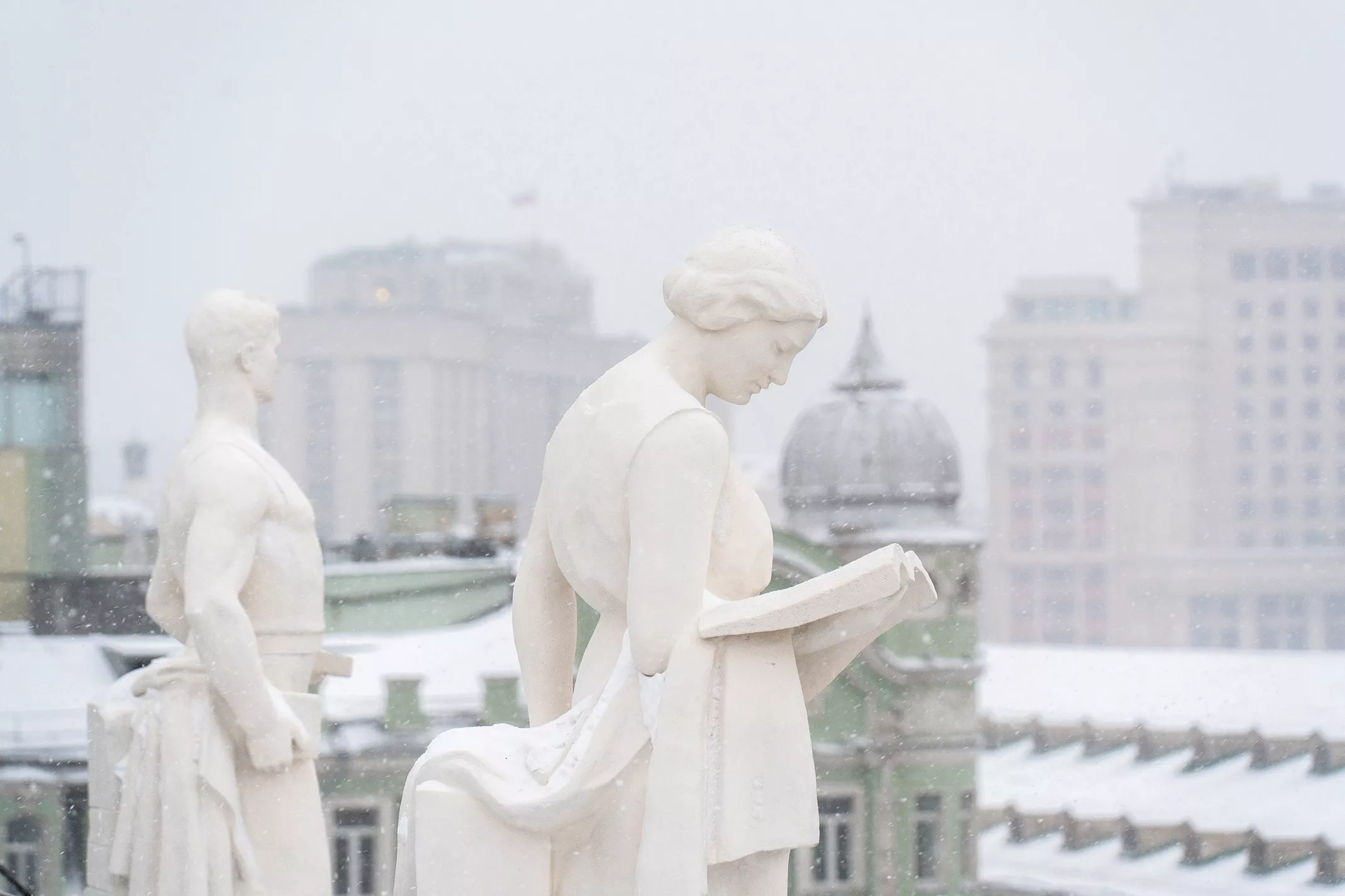 Знаменитые скульптуры на крыше Ленинки обновили. Как это было?