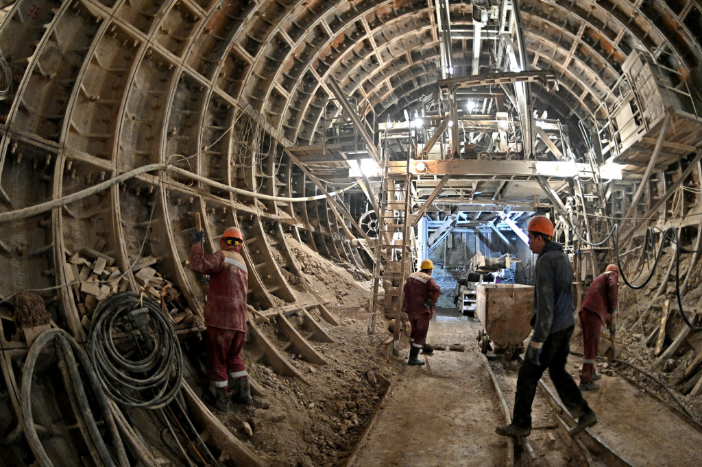Рабочие прокладывают тоннель. станция Шереметьевская БКЛ, март 2021 года