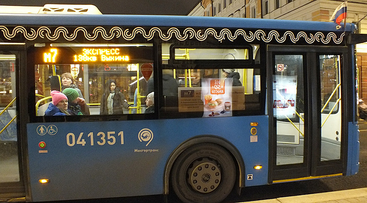 В Мосгортрансе напомнили, как долго автобус может не выпускать пассажиров в пробке