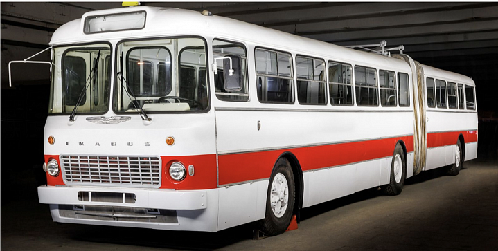 В музее транспорта восстановили один из трех сохранившихся в мире автобусов «Икарус-180»