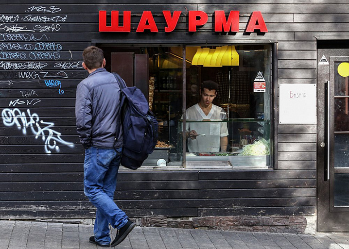 «Вы никогда не узнаете, насколько грязным был пол, где лежало мясо». Как выбирать шаурму в Москве