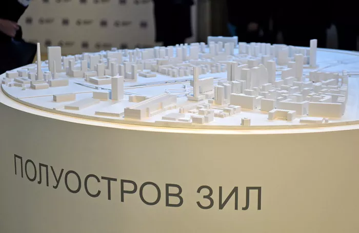 ЗИЛ свернет из парка на набережную